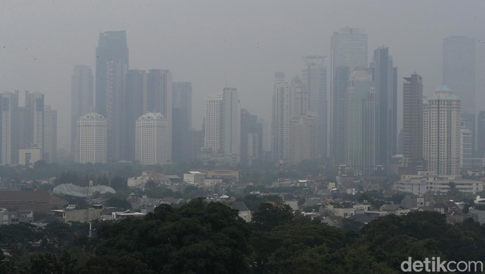 Polusi masih menjadi momok bagi kota Jakarta. Gedung-gedung pencakar langit di Jakarta pun tampak diselimuti kabut polusi. Ini penampakannya.