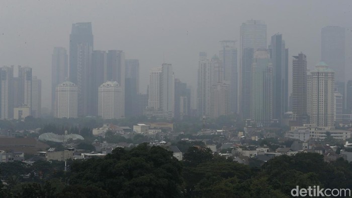 Saat Gedung Pencakar Langit di Jakarta Diselimuti Kabut Polusi Polusi masih menjadi momok bagi kota Jakarta. Gedung-gedung pencakar langit di Jakarta pun tampak diselimuti kabut polusi. Ini penampakannya.