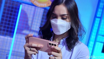 Penerus Galaxy A32 5G ini disokong chipset Exynos 1280 dengan pilihan RAM 6 GB dan 8 GB. Memori internalnya 128 dan 256 GB yang bisa ditambah dengan microSD hingga 1 TB.Foto: Adi Fida Rahman/detikINET