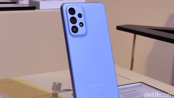 Galaxy A33 versi Blue. Foto: Adi Fida Rahman/detikINET
