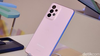 Ini Galaxy A33 versi Peach. Foto: Adi Fida Rahman/detikINET