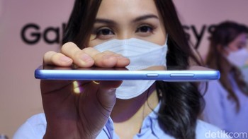 Ada fingerprint yang menyatu di tombol power. Foto: Adi Fida Rahman/detikINET