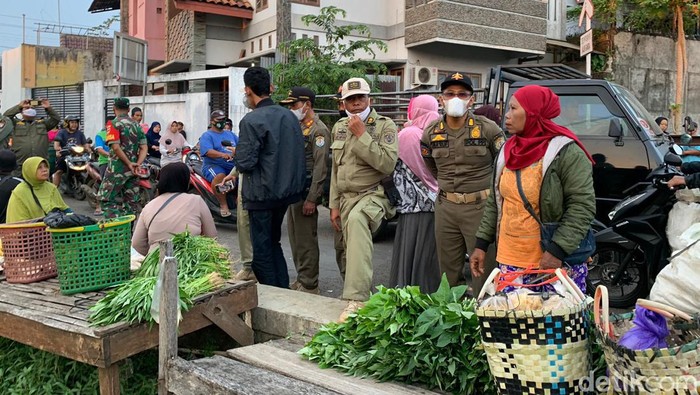 Satpol PP Kendal tertibkan pedagang di bahu jalan Pasar Longopan, Kamis (31/3/2022).
