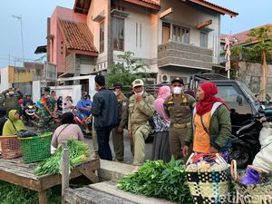 Picu Macet, Ratusan Pedagang di Bahu Jalan Pasar Longopan Kendal Ditertibkan