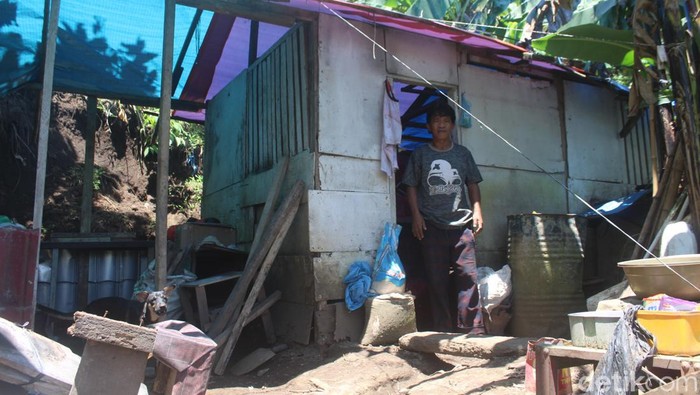 Satu keluarga di Manado berakhir tinggal di rumah kebun usai rusunawa tempat tinggal mereka direnovasi 6 bulan (detikcom/Trisno Mais)