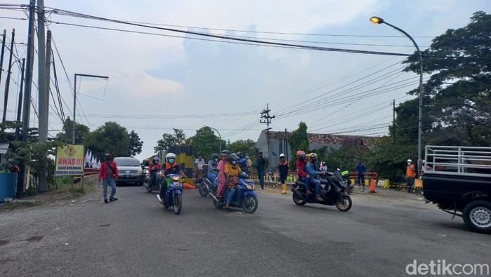 Sejumlah kendaraan pribadi dan pikap dari Bojonegoro/Tuban boleh melintas di Jembatan Balun yang sedang diperbaiki.