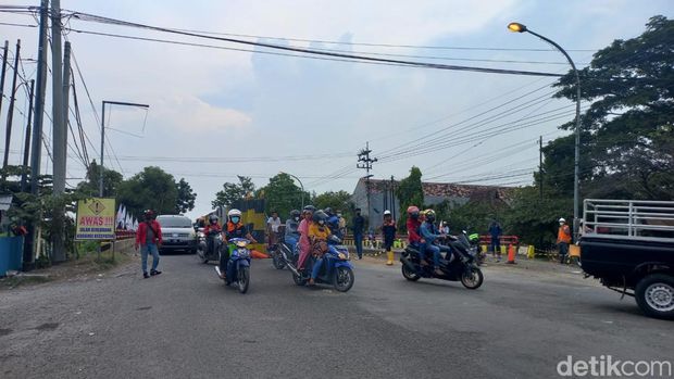 Sejumlah kendaraan pribadi dan pikap dari Bojonegoro/Tuban boleh melintas di Jembatan Balun yang sedang diperbaiki.
