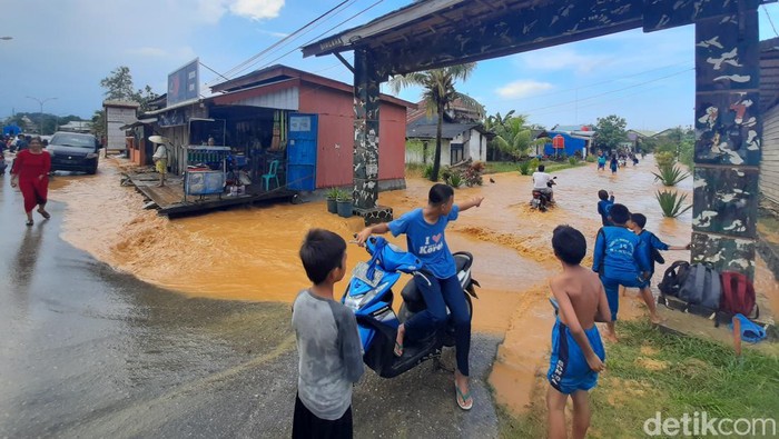 Sejumlah ruas jalan di kawasan Lepo-lepo, Kecamatan Baruga, Kendari terendam banjir mencapai 50 cm setelah diguyur hujan sejam.