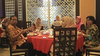 Teacher Gathering ini dihadiri oleh 155 Guru BK (Bimbingan & Konseling) dari berbagai sekolah yang tergabung dalam MGBK (Musyawarah Guru Bimbingan Konseling) se DKI Jakarta, diselenggarakan dalam dua sesi yakni sesi 1 pada jam 08.30-11.30 WIB dan sesi 2 pada jam 12.30-15.00 WIB. Rangkaian table manner ditutup dengan atraksi juggling dan flaring (melempar botol dan gelas tanpa isinya tumpah) dalam meracik minuman.  