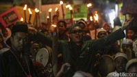 Mereka tampak riang gembira mengikuti pawai obor.  