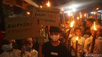 Mulai dari anak-anak hingga orang dewasa turut memeriahkan acara pawai obor ini.  