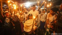 Mereka berkeliling hingga memasuki gang-gang sempit di Jakarta.  
