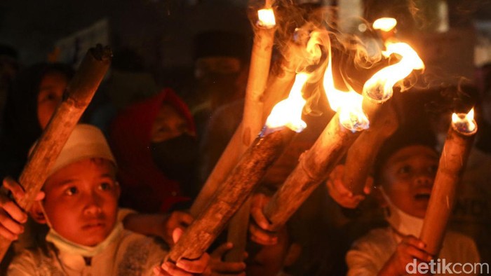 Semarak Pawai Obor Sambut Bulan Penuh Berkah Sejumlah warga berjalan dengan membawa obor di kawasan Menteng, Jakarta Pusat, Kamis (31/3/2022). Pawai obor tersebut digelar guna menyambut datangnya bulan suci ramadan.
