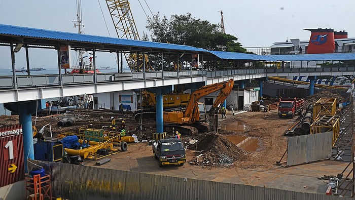 Sejumlah pekerja menyelesaikan renovasi penambahan fasilitas dan kapasistas Dermaga I Pelabuhan Merak di Cilegon, Banten, Rabu (30/3/2022). Pihak pengelola pelabuhan penyeberangan Merak merenovasi pembangunan Dermaga I dengan menambah fasilitas transit penumpang dan kapasitas kapal dari semula lebar 8 meter menjadi 12,5 meter dan kapasitas muatan yang semula 35 ton menjadi 60 ton yang ditargetkan selesai tanggal 15 April 2022 untuk memperlancar arus penyeberangan ke Pulau Sumatera. ANTARA FOTO/Asep Fathulrahman/aww.