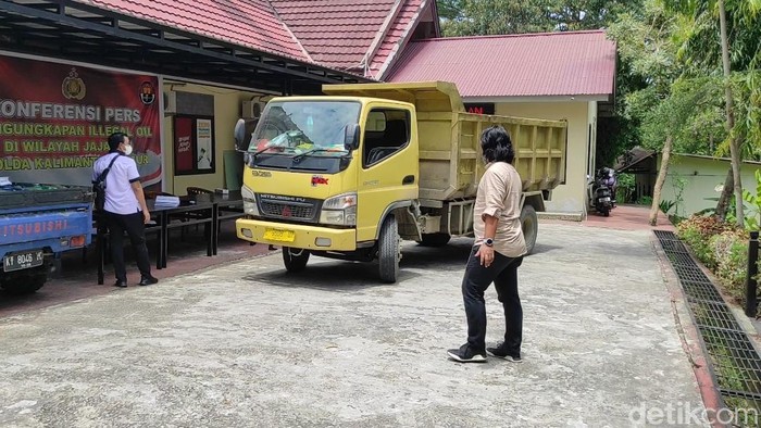 Sopir truk di Balikpapan ditangkap polisi karena menimbun solar pakai tangki truk modifikasi (M Budi Kurniawan/detikcom)
