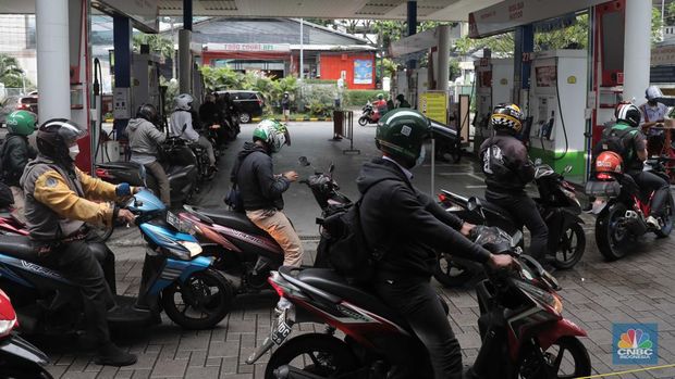 Suasana antrian pengemudi motor untuk mengisi BBM di SPBU Pertamina Kawasan Kuningan, Jakarta, Kamis (31/3/2022) Harga bahan bakar minyak (BBM) jenis Pertamax dinilai sudah saatnya naik. (CNBC Indonesia/ Muhamaad Sabki)