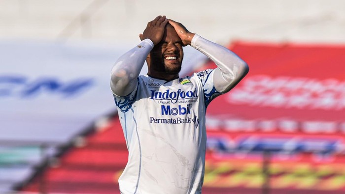 Striker Persib David da Silva.