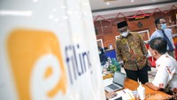 Direktur Jenderal (Dirjen) Pajak, Suryo Utama tampak berinteraksi bersama dengan pegawai dan wajib pajak. Direktur Jenderal (Dirjen) Pajak, Suryo Utama tampak berinteraksi bersama dengan pegawai dan wajib pajak.
