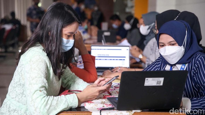 Suasana Kantor Pajak di Hari Terakhir Lapor SPT Hari ini merupakan hari terakhir pelaporan SPT Tahunan. Warga tampak memadati kantor Pelayanan Pajak Pratama Jakarta Tanah Abang Satu untuk lapor SPT.