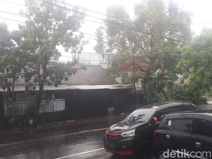 Seorang pemandu lagu di Surabaya mengaku diperkosa oknum Satpol PP. Saat ini, oknum Satpol PP itu sudah ditangkap.