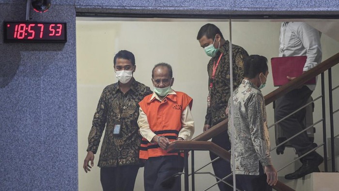 Tengok Lagi Penampakan Annas Maamun yang Kembali Pakai Rompi KPK Gubernur Riau periode 2014-2019 Annas Maamun kembali mengenakan rompi KPK. Usai ditetapkan sebagai tersangka, Annas Maamun pun resmi ditahan KPK. Ini potretnya.