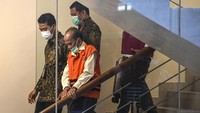 Tinta hitam Annas Maamun berawal dari operasi tangkap tangan (OTT) KPK pada 25 September 2014 di Cibubur, Jakarta Timur. Annas yang saat itu menjabat sebagai Gubernur Riau ditangkap terkait kasus suap alih fungsi hutan di Riau dan proyek di Dinas Pekerjaan Umum Provinsi Riau.
