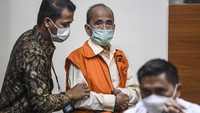 Hampir setahun setelah keppres pemberian grasi dari Presiden Jokowi, Annas Maamun bisa menghirup udara segar. Ia bebas dari Lembaga Pemasyarakatan (Lapas) Sukamiskin, Jawa Barat. Namun kemarin, Annas Maamun dijemput paksa oleh penyidik KPK di rumahnya, Pekanbaru, Riau, lalu dibawa ke KPK di Jakarta. Annas dijemput karena dianggap tak kooperatif.  