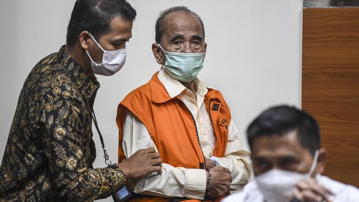 Gubernur Riau periode 2014-2019 Annas Maamun kembali mengenakan rompi KPK. Usai ditetapkan sebagai tersangka, Annas Maamun pun resmi ditahan KPK. Ini potretnya.