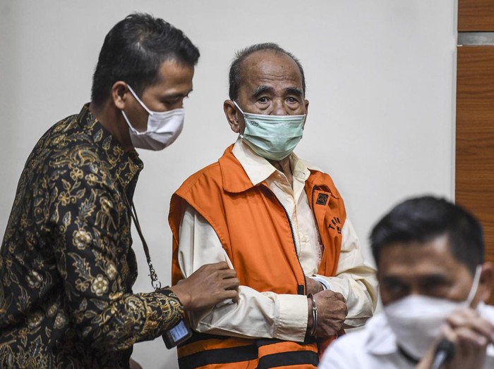 Gubernur Riau periode 2014-2019 Annas Maamun kembali mengenakan rompi KPK. Usai ditetapkan sebagai tersangka, Annas Maamun pun resmi ditahan KPK. Ini potretnya.
