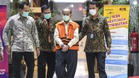 Penampakan Gubernur Riau periode 2014-2019 Annas Maamun (kedua kanan) yang kembali mengenakan rompi tahanan KPK usai ditetapkan sebagai tersangka, Rabu (30/3/2022).