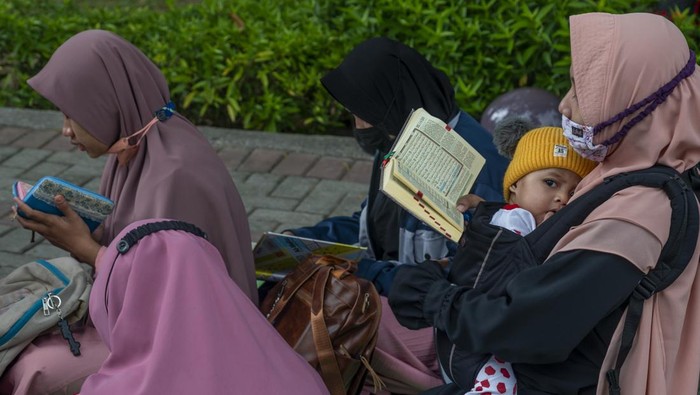 TILAWAH QURAN BERSAMA SAMBUT RAMADHAN Sejumlah muslimah membaca Al Quran bersama-sama pada