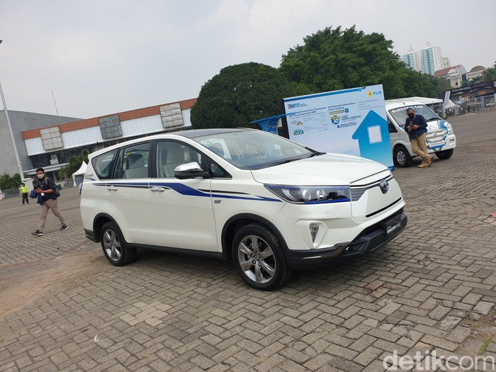 Toyota Kijang Innova Listrik muncul di IIMS 2022
