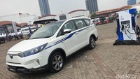 Jika dilihat dari tampilan yang disajikan, Toyota Kijang Innova EV ini memiliki perbedaan mendasar hanya pada bagian wajah, di mana tidak ada lagi grill. Namun keseluruhan desain terlihat sangat mirip dengan Toyota Kijang Innova yang dipasarkan saat ini. (Luthfi Anshori/detikOto)