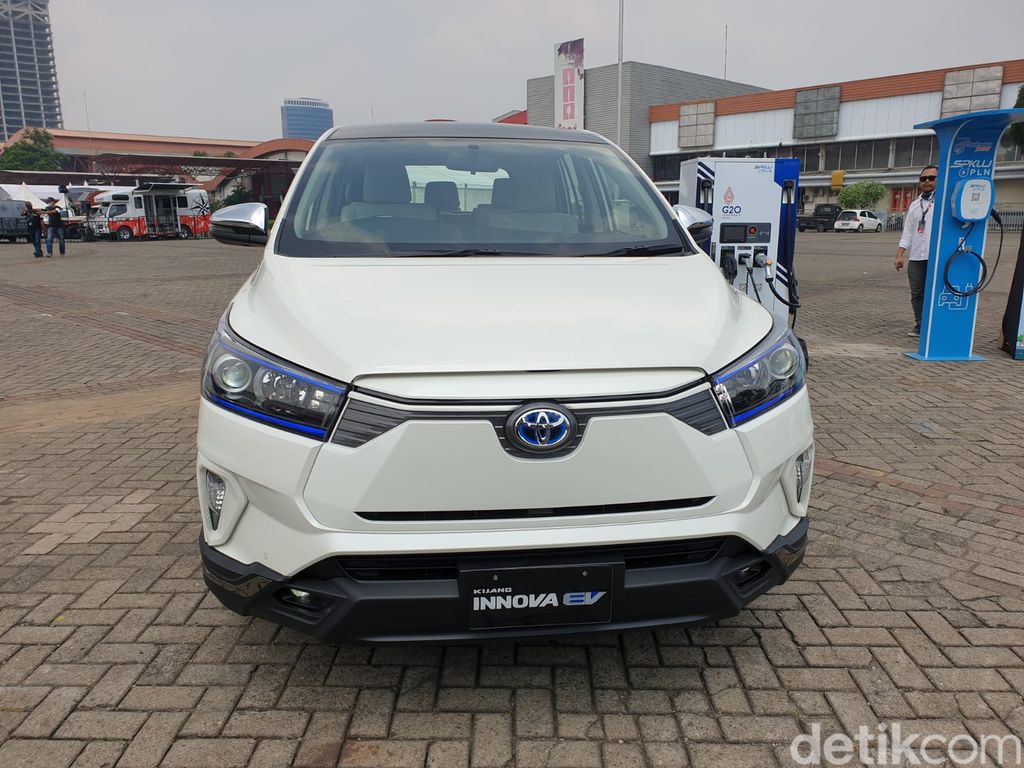 Toyota Kijang Innova Listrik muncul di IIMS 2022
