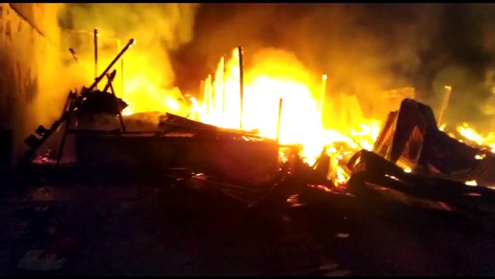 Tujuh unit rumah asrama polisi di Mamasa, Sulbar hangus terbakar. Kebakaran juga mengakibatkan 4 kendaraan ikut hangus.