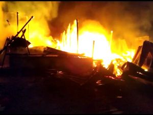 Asrama Polisi di Mamasa Terbakar, 7 Rumah-4 Kendaraan Hangus