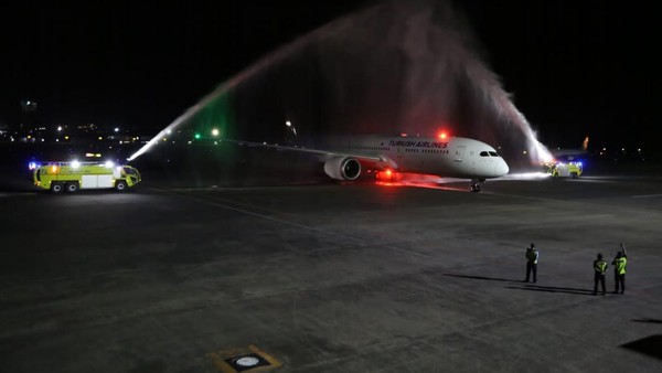 Penerbangan perdana Turkish Airlines menuju Bali berhasil melakukan pendaratan perdana di Bandara Internasional I Gusti Ngurah Rai, Bali pada Selasa (29/3) pada pukul 19.41 WITA. (AP I)