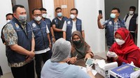 Ketua Kamar Dagang Indonesia Jakarta Timur Anta Ginting dan Wakil Walikota Jakarta Timur Hendra Hidayat meninjau proses vaksinasi booster.