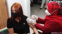 Warga menerima vaksinasi booster di kantor Sekretariat Kadin Jaktim, Jl Otista Raya No 64 D, Bidara Cina, Jatinegara, Jakarta Timur, Kamis (31/3/22).