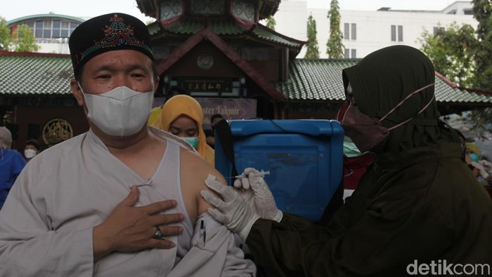 Vaksinasi booster di Masjid Cheng Hoo Surabaya