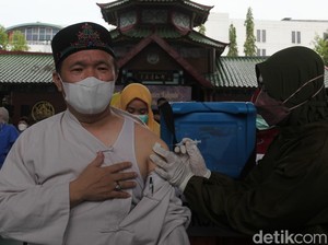Jemaah Hingga Marbot Masjid Cheng Hoo Divaksin Booster Jelang Ramadan