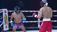 Sejak ronde awal Azka yang mengenakan celana merah sudah mendesak Vicky (ungu). Dok. YouTube/Deddy Corbuzier.