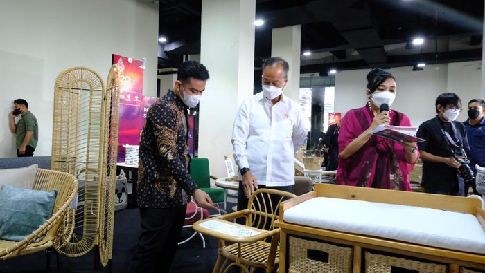 Wali Kota Solo Gibran Rakabuming Raka bersama Menperin Agus Gumiwang Kartasasmita di Solo, Kamis (31/3/2022).