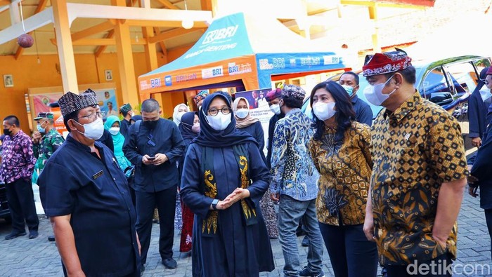 Wamendes saat turut ngantor di desa bersama Bupati Banyuwangi Ipuk Fiestiandani