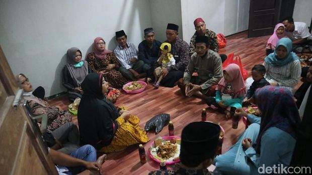 Warga Colo, Kudus, ziarah dan makan bersama di Makam Sunan Muria, Rabu (30/3/2022).