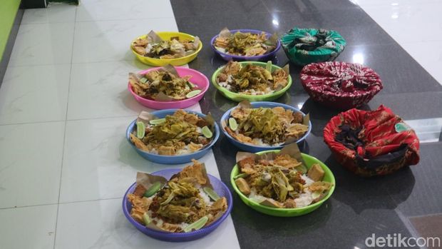 Warga Colo, Kudus, ziarah dan makan bersama di Makam Sunan Muria, Rabu (30/3/2022).