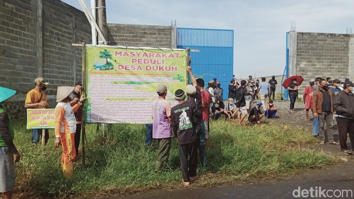 Warga Desa Dukuh, Kecamatan Delanggu, Klaten, demo di pabrik tekstil, Kamis (31/3/2022).