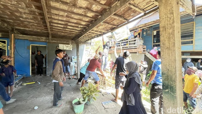 Warga di Enrekang akhirnya membongkar bangunan sendiri gegara sengketa lahan