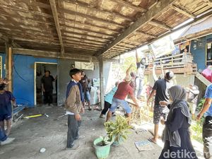 Jerit Tangis Warga Enrekang Pasrah Bongkar Rumah Usai Kalah Sengketa Lahan