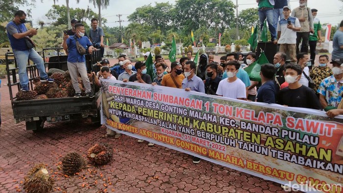Warga protes jalan rusak dengan membawa sawit ke Kantor Bupati Asahan